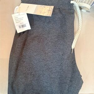 Vuori women’s  Charcoal Joggers medium nwt